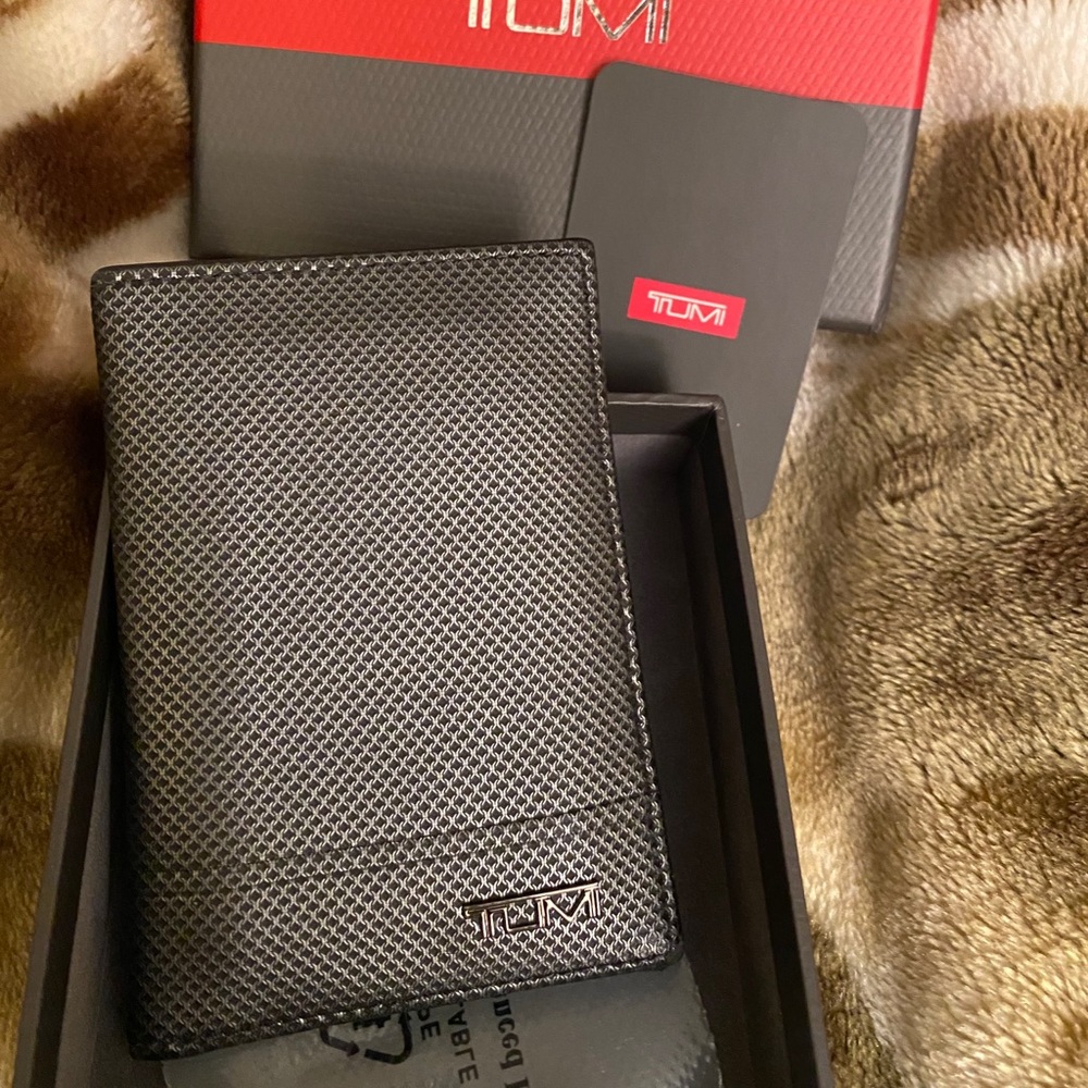 TUMI men’s carbon fiber leather wallet